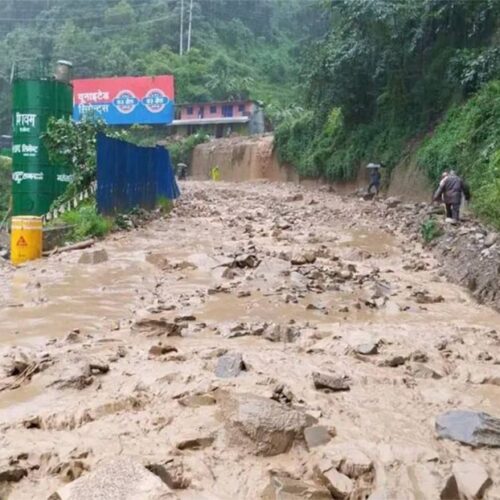 पहिरोले नौबिसे–काठमाडौं सडक अवरुद्ध, बीच बाटोमै रोकिए यात्रु