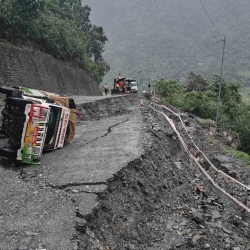 नारायणगढ-मुग्लिन सडकको ९ ठाउँमा पहिरो