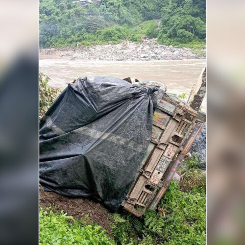 चितवनको सिमतालमा चालकसहित ट्रक खस्यो