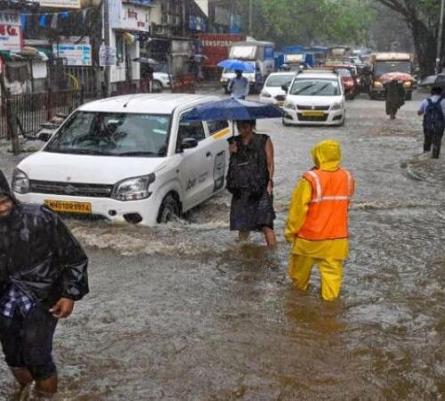 भारी वर्षाका कारण मुम्बइका धेरै ठाउँ डुबानमा