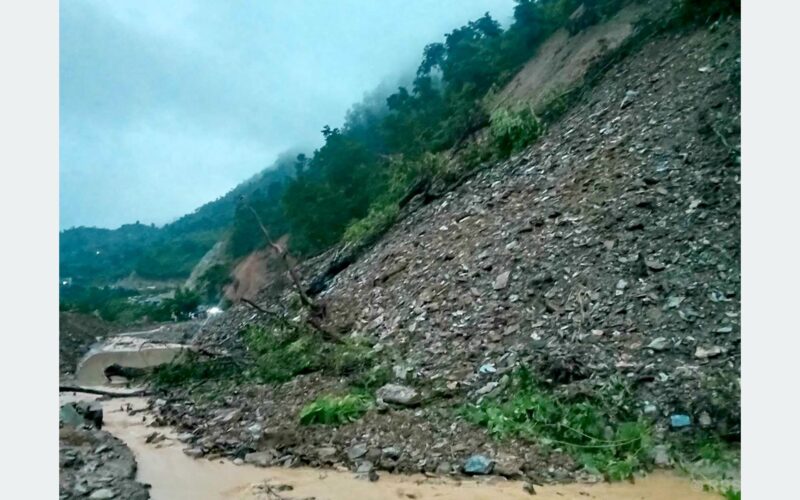 घाँसीकुवामा खसेको पहिरोले पृथ्वीराजमार्ग अवरुद्ध