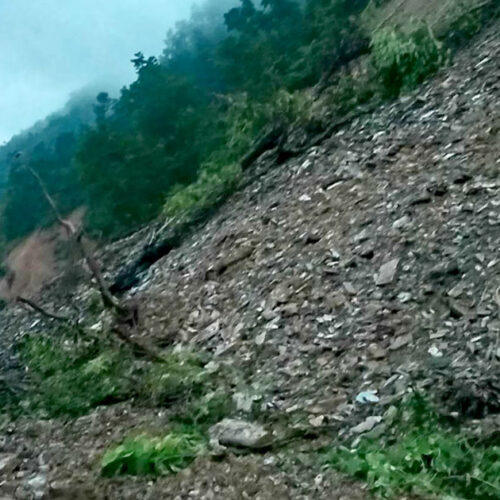 सुक्खा पहिरो खस्दा पृथ्वी राजमार्ग अवरुद्ध