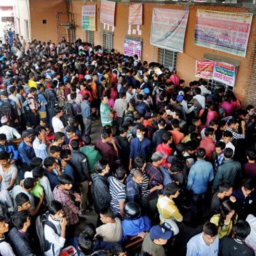 दसैँको अग्रिम टिकट बुकिङ खुला, छाता ओढेर टिकट काट्दै यात्रु