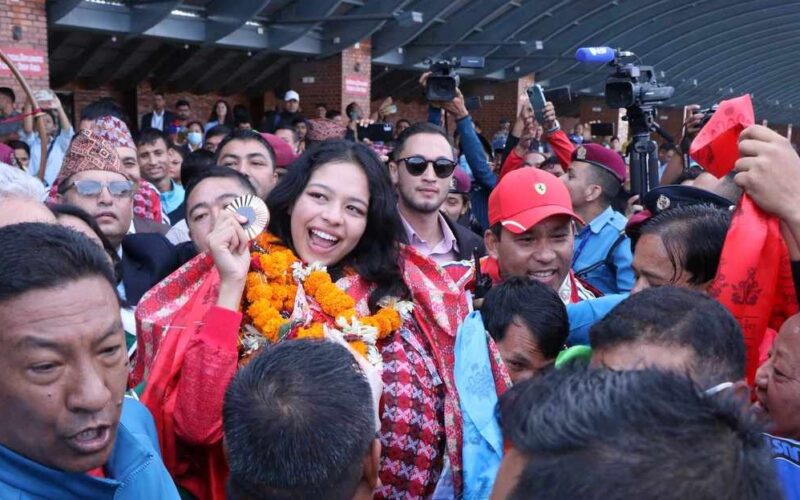 ओलम्पिक पदक विजेता पलेशाको विमानस्थलमा भव्य स्वागत