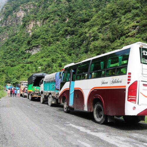 वर्षासँगै पहिरो खसेपछि बेनी–जोमसोम र बेनी–दरबाङ सडक बन्द