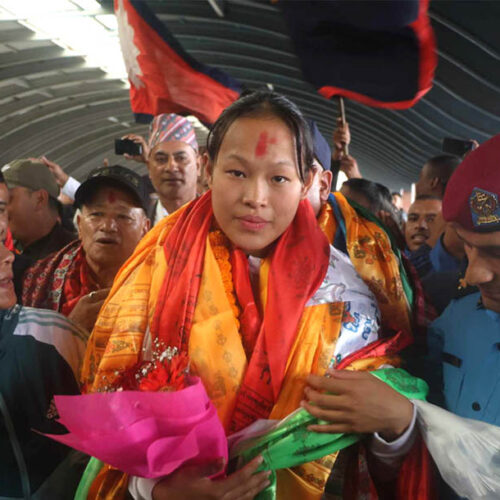 चीनमा ऐतिहासिक पदक जितेकी एरिका गुरुङलाई त्रिभुवन विमानस्थलमा भव्य स्वागत