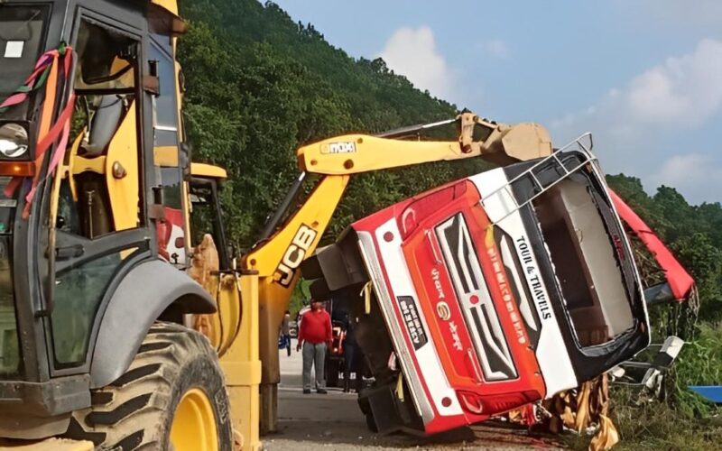 भोजपुर जाँदै गरेको यात्रुबाहक बस सिन्धुलीमा दुर्घटना, घटनास्थलमै दुई जनाको मृत्यु