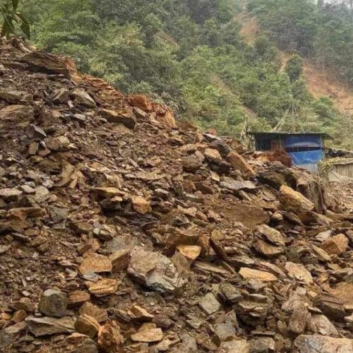 सुख्खा पहिरोका कारण अरनिको राजमार्ग अवरुद्ध
