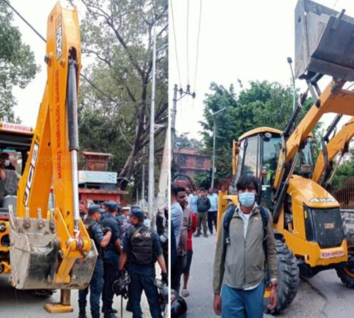 गाईगोठ भत्काउन गएको काठमाडौं महानगरपालिकाको डोजर नेपाल प्रहरीको  नियन्त्रणमा