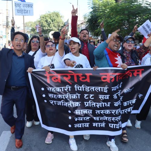 प्रहरीद्वारा रास्वपाको आन्दोलनमा माइकिङ गर्ने गाडीको चाबी खोसियो