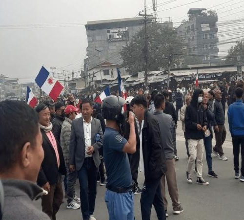 झापामा बन्दकर्ता र प्रहरीबीच झडपः प्रहरीले हान्यो अश्रुग्यास