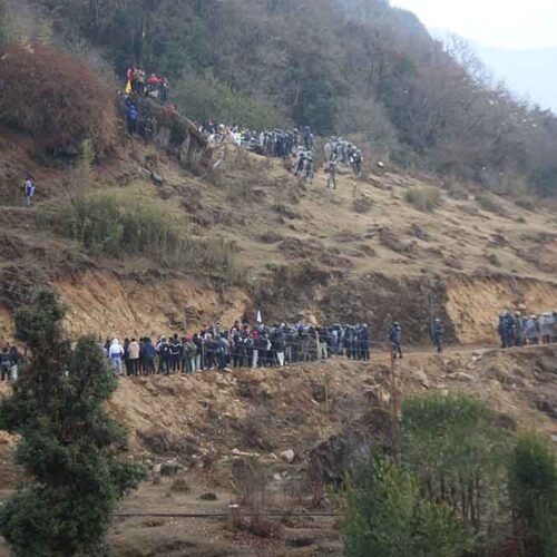 ‘नो केवलकार’ समुह र प्रहरीबीच झडप, ११ प्रहरीसहित १३ जना घाइते