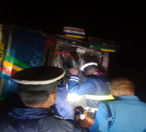 बाँके जंगलमा बस पल्टिँदा १५ जना यात्रु घाइते