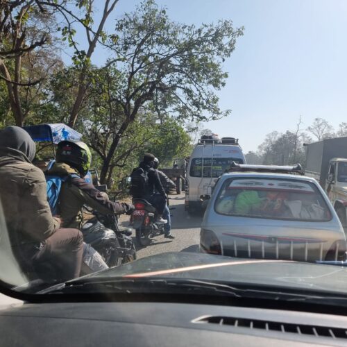 बुटवल गोरुसिङ्गे सडक खण्ड बिस्तार परियोजना अन्तर्गत रुख कटान कार्य गर्दा ट्राफिक जामको समस्या