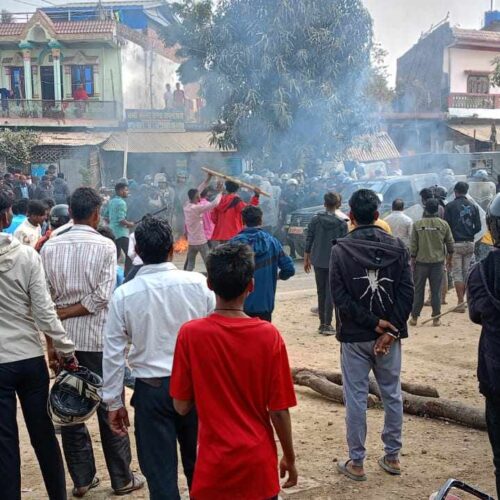 पाल्हीनन्दनमा प्रेम सम्बन्धको विषयलाई लिएर झडप, २१ जना घाइते, प्रहरीको गाडी समेत जलाइयो