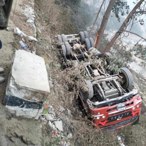 पृथ्वी राजमार्गमा ट्रक दुर्घटना, चालक घाइते