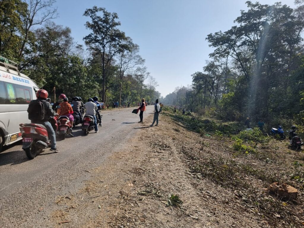 बुटवल गोरुसिङ्गे सडक खण्ड बिस्तार परियोजना अन्तर्गत रुख कटान कार्य गर्दा ट्राफिक जामको समस्या 3 sadak khanda news