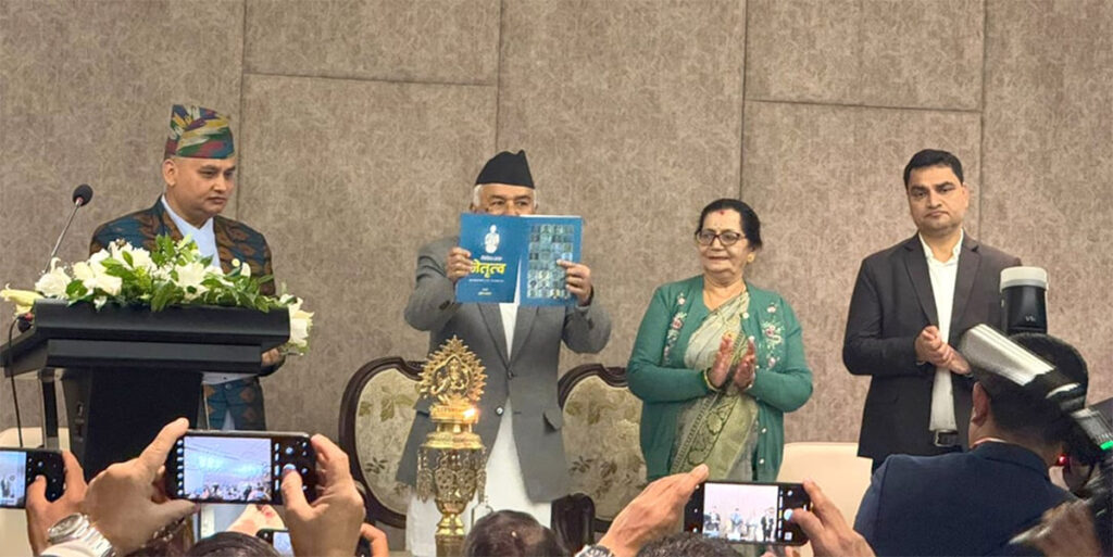 नेपाल चिकित्सक संघका ३२ अध्यक्षको विषयमा लेखिएको पुस्तक विमोचन 3 book nma