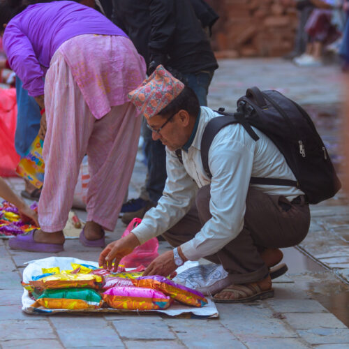 फुटकर व्यापारीको उत्साहपूर्ण रङको व्यापार (फोटो फिचर)