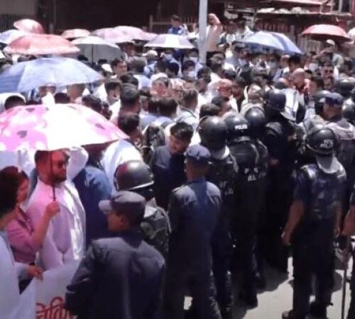 स्वास्थ्य मन्त्रालय घेर्न गएका डाक्टरलाई प्रहरीले रोक्यो