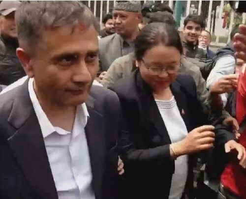 बालेनका अवरोधका बाबजुद  वडाध्यक्ष र कर्मचारीले अधिकृतलाई कार्यालयमा छिराए