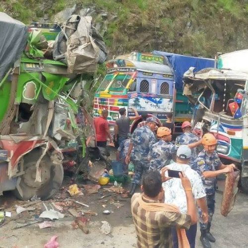 दुईवटा ट्रक एकआपसमा ठोक्किंदा सात जना घाइते