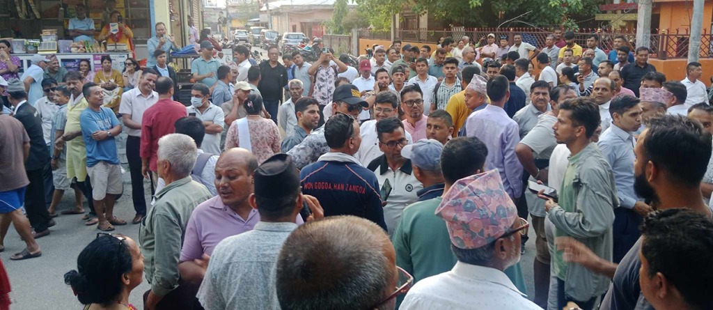 रुपन्देही कारागार अगाडि रास्वपा कार्यकर्ताको भीड, रवि लामिछानेको रिहाइ आदेश प्रतीक्षामा 3 1000017402