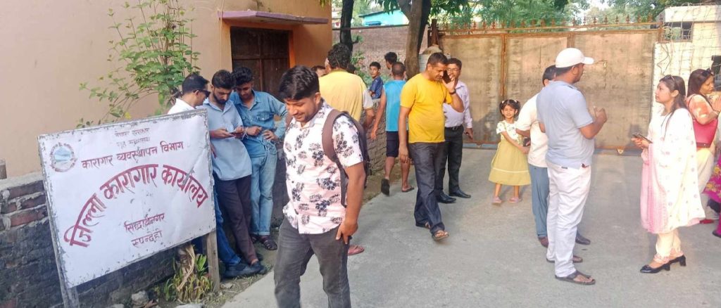 रुपन्देही कारागार अगाडि रास्वपा कार्यकर्ताको भीड, रवि लामिछानेको रिहाइ आदेश प्रतीक्षामा 6 1000017403