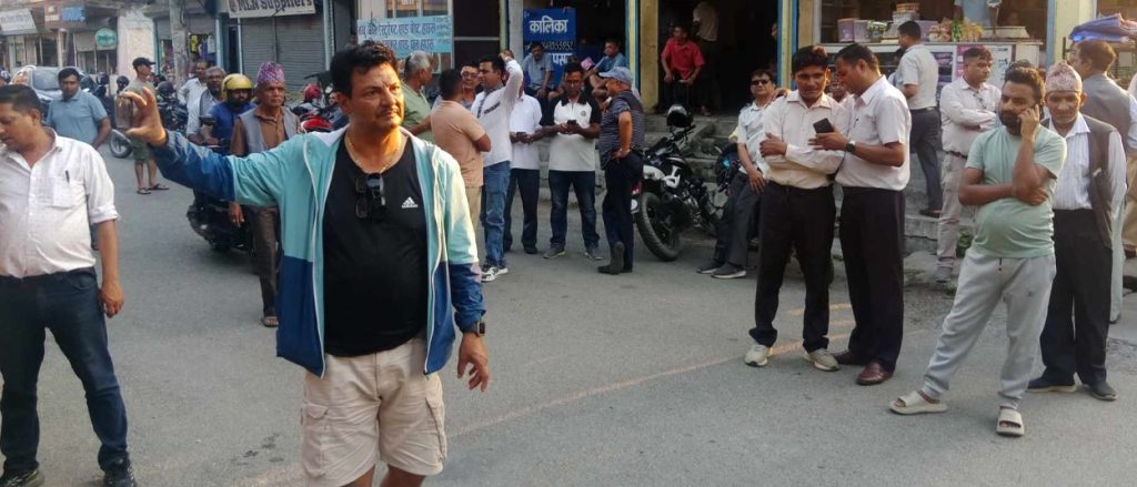 रुपन्देही कारागार अगाडि रास्वपा कार्यकर्ताको भीड, रवि लामिछानेको रिहाइ आदेश प्रतीक्षामा 5 1000017404