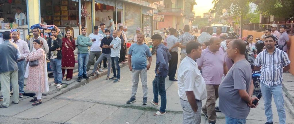 रुपन्देही कारागार अगाडि रास्वपा कार्यकर्ताको भीड, रवि लामिछानेको रिहाइ आदेश प्रतीक्षामा 4 1000017406