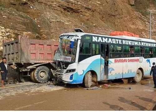 रुकुमबाट काठमाडौं जाँदै गरेको बस तनहुँको डुम्रेमा दुर्घटना