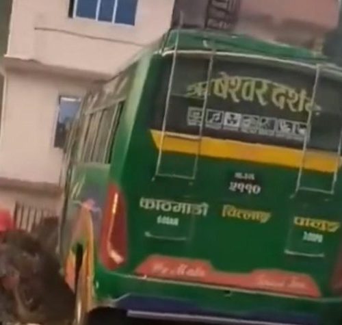 मकवानपुरमा बस दुर्घटना हुँदा तीन जनाको मृत्यु