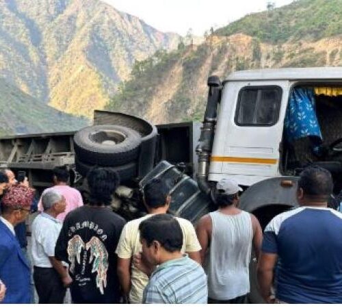 तुइनखोलामा ट्रक पल्टिँदा मुग्लिन-नारायणगढ सडक अवरुद्ध