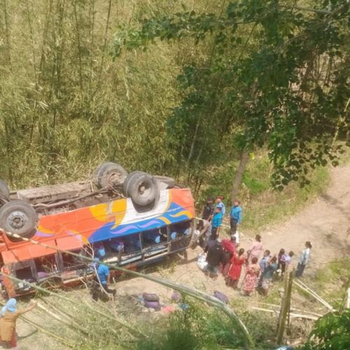 धनकुटाको गोठगाउँमा भीषण बस दुर्घटना, १ जनाको मृत्यु, १३ घाइते