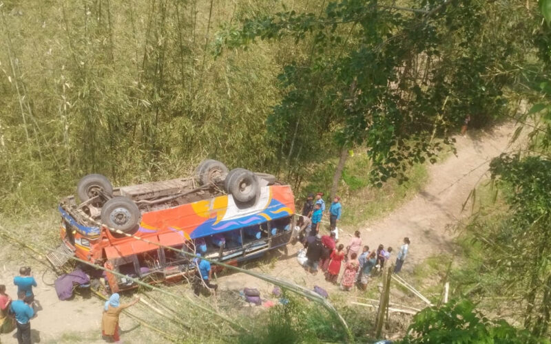 धनकुटाको गोठगाउँमा भीषण बस दुर्घटना, १ जनाको मृत्यु, १३ घाइते