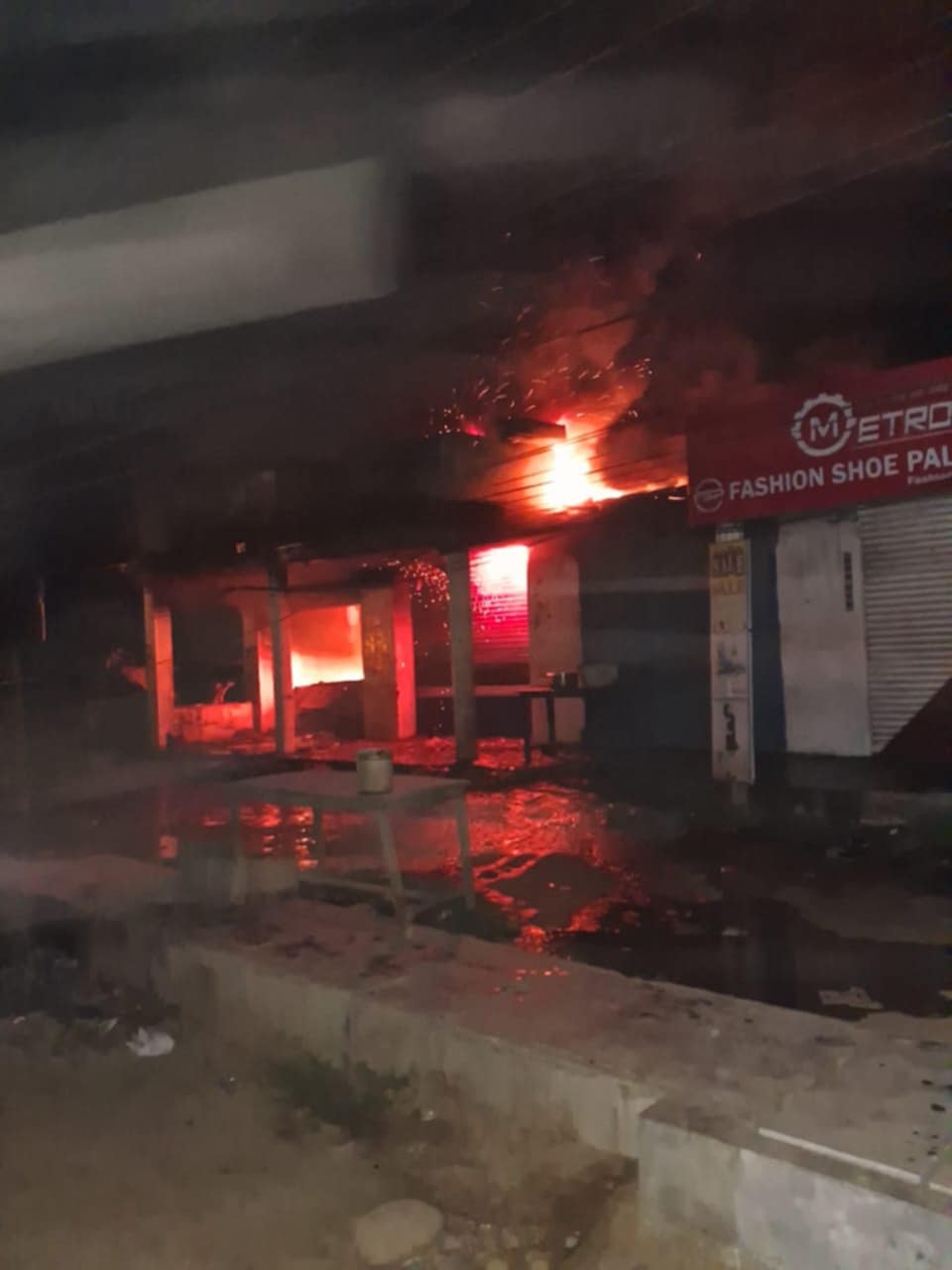 मिर्चैयामा मोटर पार्ट्स पसलमा भीषण आगलागी, ७० लाख रुपैयाँभन्दा बढीको क्षति