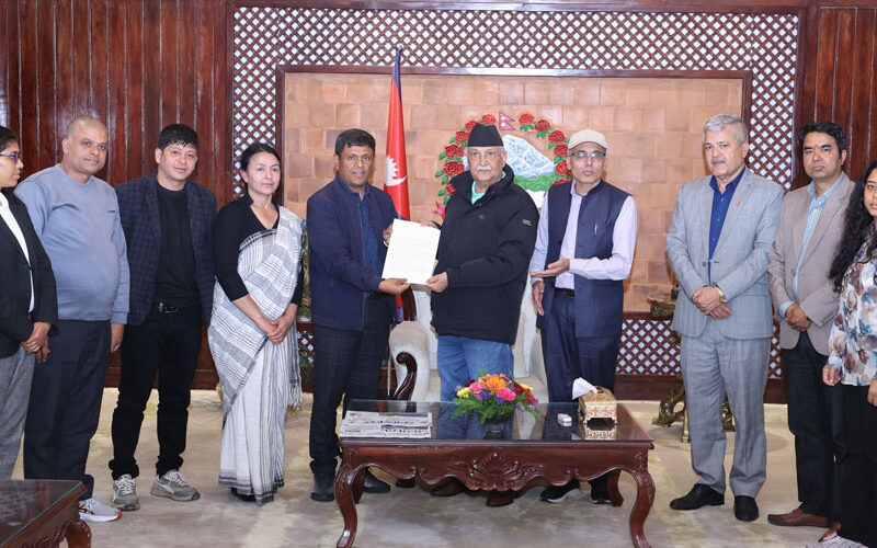 द्वन्द्वपीडितसँग प्रधानमन्त्री ओलीको भेट: “एमाले पनि पीडित पार्टी हो”