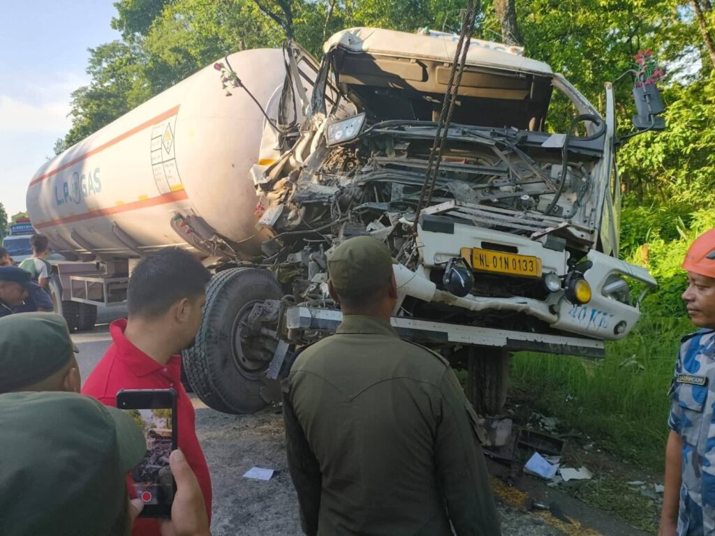 चितवनको टिकौली जङ्गलमा ट्रक र ग्यास बुलेट ठोक्किँदा दुई जना घाइते 3 1000024070