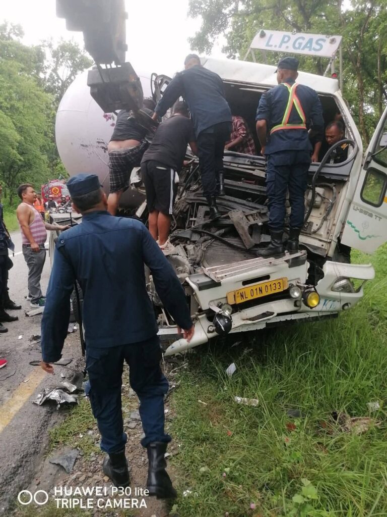 चितवनको टिकौली जङ्गलमा ट्रक र ग्यास बुलेट ठोक्किँदा दुई जना घाइते 4 1000024071