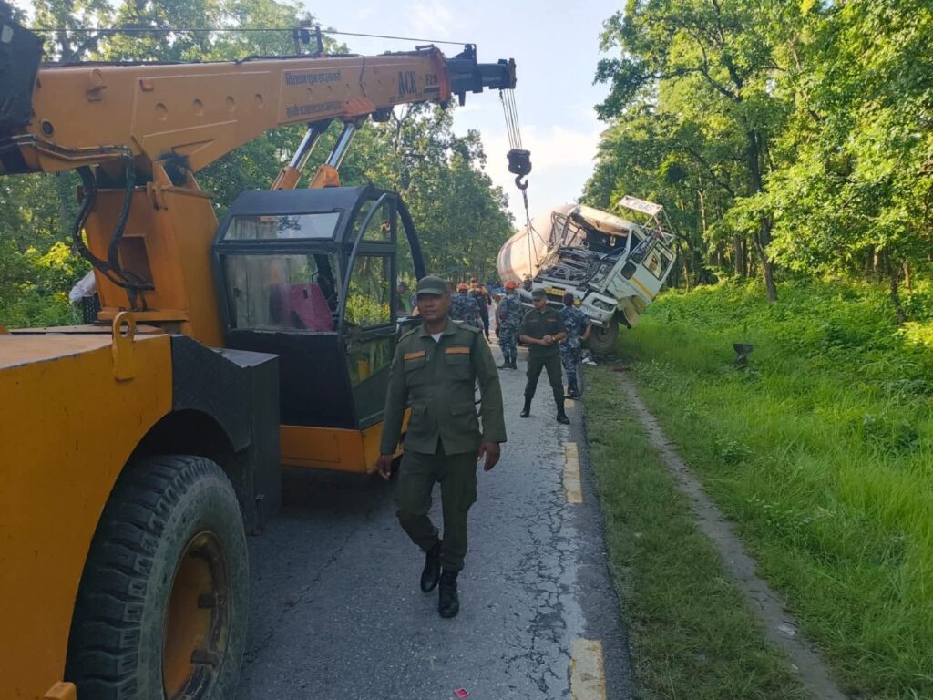 चितवनको टिकौली जङ्गलमा ट्रक र ग्यास बुलेट ठोक्किँदा दुई जना घाइते 2 1000024072