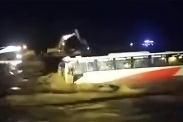 विनयी खोलामा आएको बाढीले बस बगायो