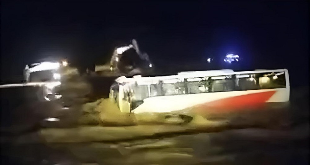 विनयी खोलामा आएको बाढीले बस बगायो