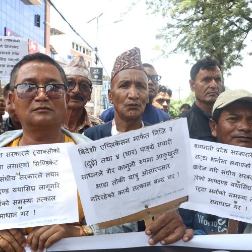 यातायात व्यवसायीद्वारा काठमाडौँमा प्रदर्शन : भोलिदेखि देशभरको यातायात ठप्प पार्ने चेतावनी