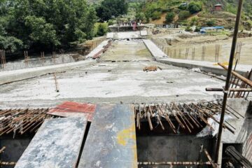 तामाकोसी नदीमा निर्माणाधीन पुलको स्पान भाँचियो
