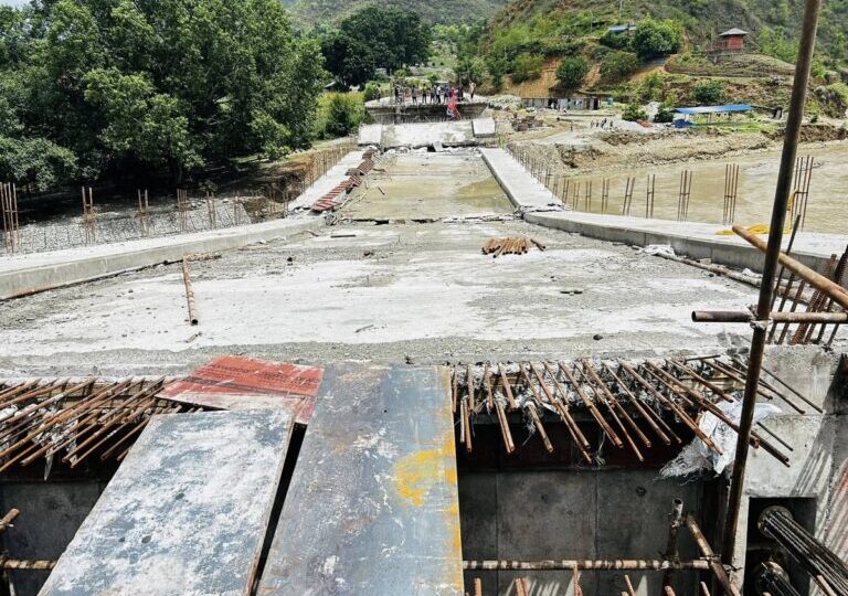 तामाकोसी नदीमा निर्माणाधीन पुलको स्पान भाँचियो