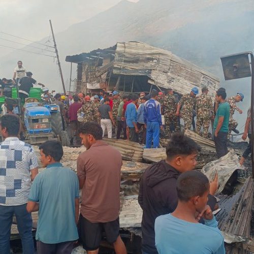 बाजुराको बाम्का बजारमा लागेको आगो नियन्त्रणमा, १२ वटा भन्दा बढी पसल जलेर नष्ट