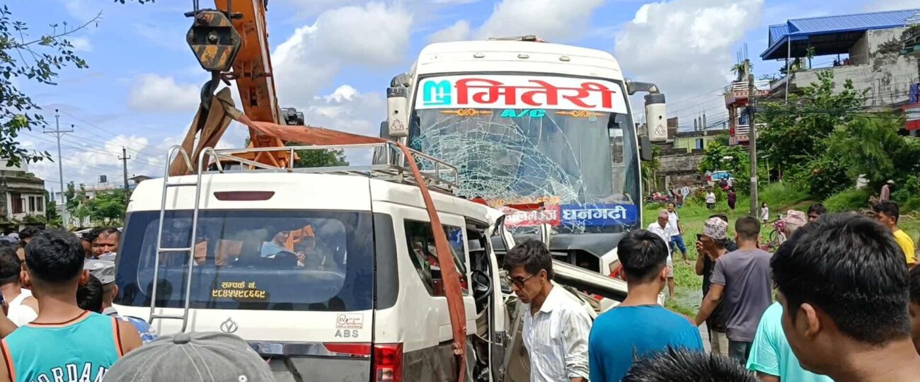 चितवनको राप्तीमा भीषण सडक दुर्घटना: बस र इभी ठोक्किँदा एक गर्भवतीसहित सात जनाको मृत्यु, १८ घाइते