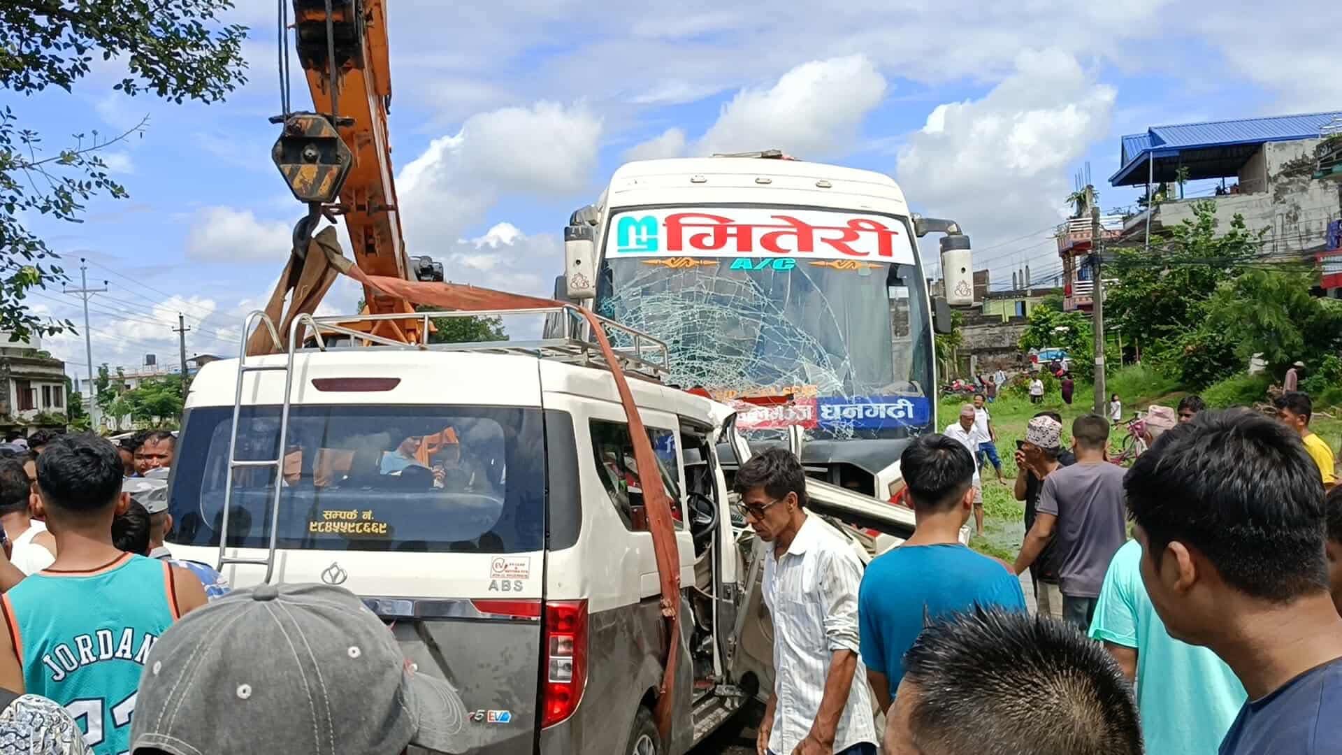 चितवनको राप्तीमा भीषण सडक दुर्घटना: बस र इभी ठोक्किँदा एक गर्भवतीसहित सात जनाको मृत्यु, १८ घाइते