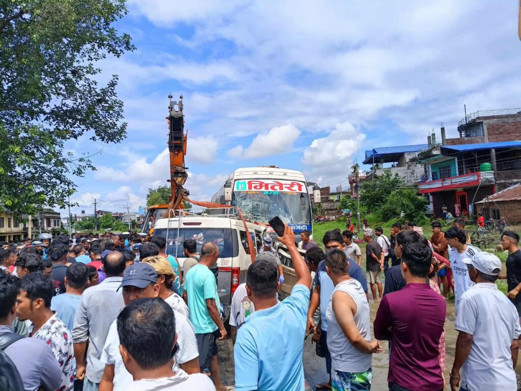 चितवनको राप्तीमा भीषण सडक दुर्घटना: बस र इभी ठोक्किँदा एक गर्भवतीसहित सात जनाको मृत्यु, १८ घाइते 3 FB IMG 1750487909350