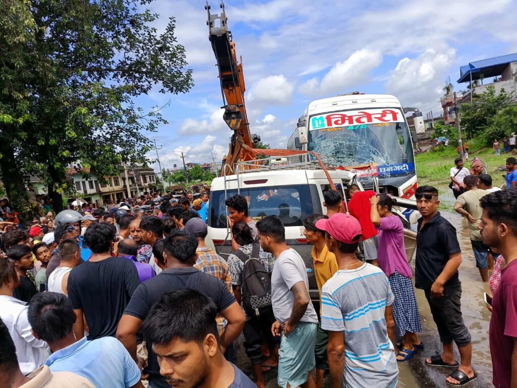 चितवनको राप्तीमा भीषण सडक दुर्घटना: बस र इभी ठोक्किँदा एक गर्भवतीसहित सात जनाको मृत्यु, १८ घाइते 4 FB IMG 1750487912293